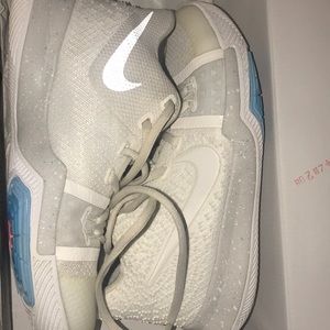 Basketball shoes